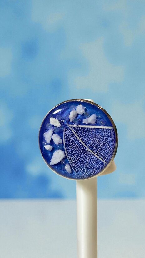 Zils gredzens ar akmeņiem